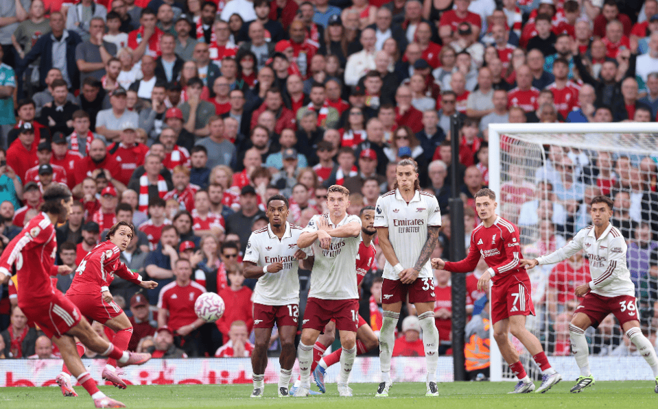 防守形同虚设！阿门一步过掉艾顿上篮 随后底线接球直接炸扣（防线形同摆设！阿门一步过艾顿上篮，底线接球再轰暴扣）