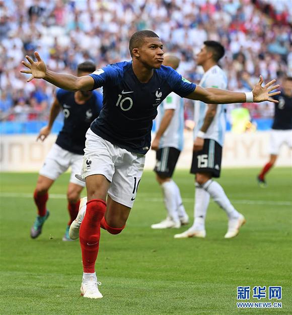 不容易！库里外线外线出手 命中自己本场首个运动战进球（艰难开张！库里外线命中本场首个运动战得分）